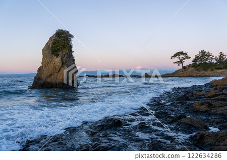 Venus Belt, which paints Mount Fuji pink at dawn as it sinks from Tateishi Park in Akitani, Yokosuka City Venus Belt, which paints Mount Fuji pink at dawn as it sinks from Tateishi Park in Akitani, Yokosuka City 122634286