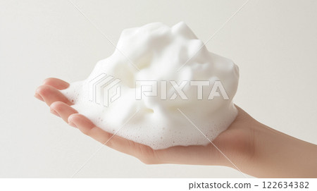一隻手拿著蓬鬆、起泡的洗面乳的圖片 一隻手拿著蓬鬆、起泡的洗面乳的圖片 122634382