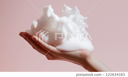 慢動作影片:蓬鬆的泡棉被放在手掌上 慢動作影片:蓬鬆的泡棉被放在手掌上 122634383