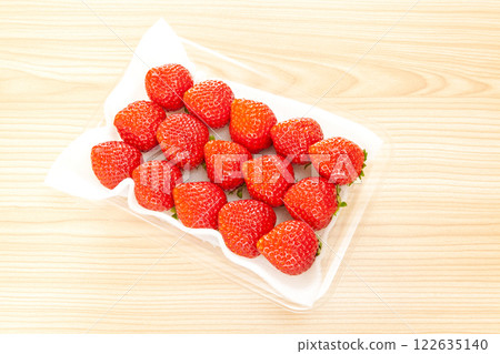 Strawberries on a plate Strawberries on a plate 122635140