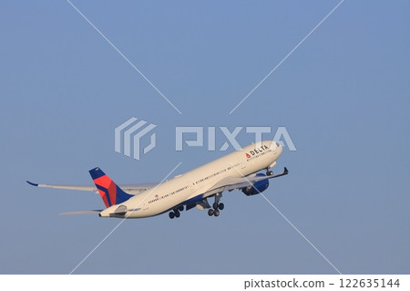 Passenger plane taking off, passenger plane ascending, scenery at Haneda Airport Passenger plane taking off, passenger plane ascending, scenery at Haneda Airport 122635144