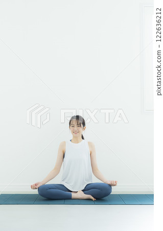 做瑜伽的女人 122636212