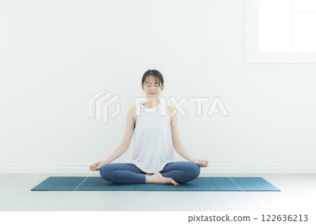 Women who do yoga Women who do yoga 122636213