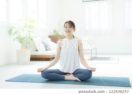 做瑜伽的女人 122636257