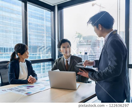 Businessmen making meetings 122636297
