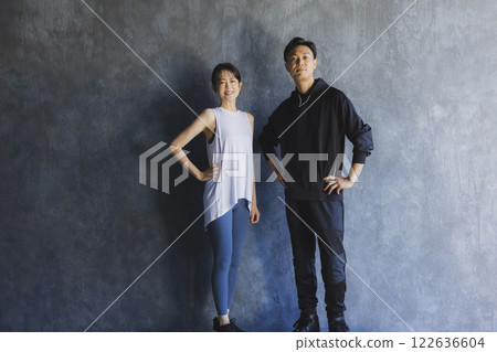 身著運動服的男士和女士並肩站立 122636604