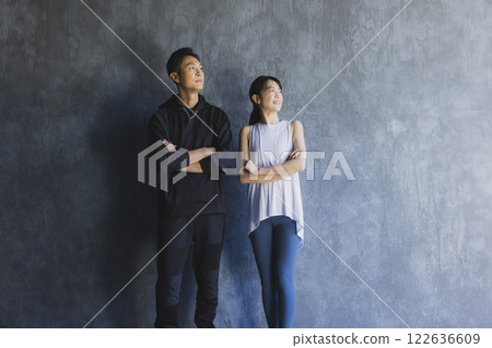 身著運動服的男士和女士並肩站立 122636609