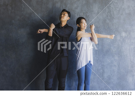 Men and women in sportswear standing side by side 122636612