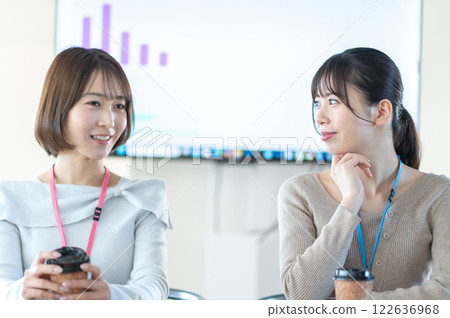 一位年輕女商人一邊拿著文件一邊開會 一位年輕女商人一邊拿著文件一邊開會 122636968