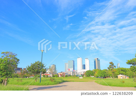 愛知縣名古屋市米野公園和名古屋車站前的摩天大樓風景 122638209