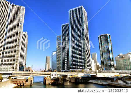 從朝潮小橋眺望陵明橋及朝潮運河週邊（東京都中央區） [2025.1] 122638443