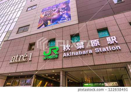 日本東京城市景觀，二月。秋葉原站電器街檢票口（Radio Kaikan 所在地，外國遊客熙熙攘攘）=第 5 122638491