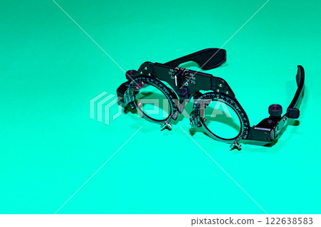 optical device for examining vision a green surface optical device for examining vision a green surface 122638583