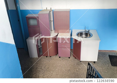 Old kitchen furniture is taken out of the apartment to be thrown into the trash, the concept of updating and repairing furniture 122638590