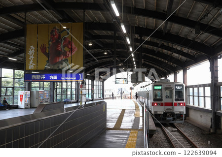 停泊在大島前站的東武大師線 10050 系列列車 停泊在大島前站的東武大師線 10050 系列列車 122639094