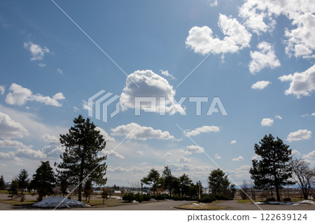 白雪覆蓋的公園和藍天上的雲彩 122639124