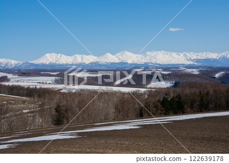 春天和雪山十勝嶽山脈的殘雪場 122639178