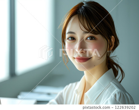 The beautiful office lady sitting next to me looks at me with a smile The beautiful office lady sitting next to me looks at me with a smile 122639202