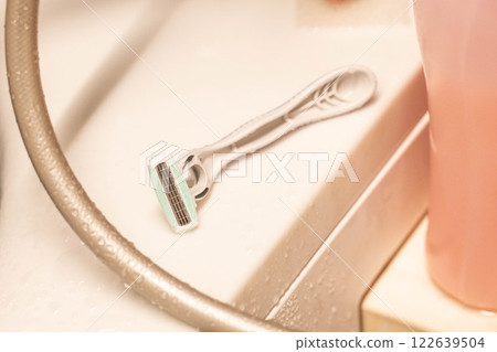 Women's razors 122639504