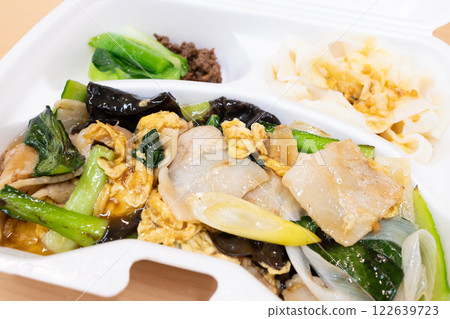 美味的中國菜:雞蛋炒豬肉和蔬菜 美味的中國菜:雞蛋炒豬肉和蔬菜 122639723