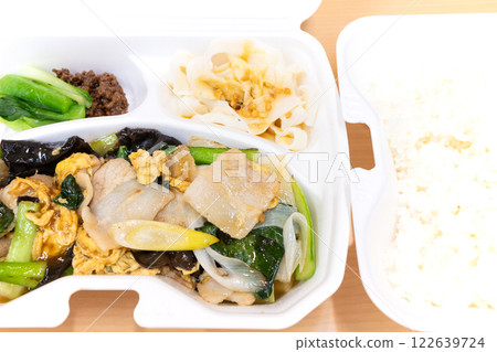 美味的中國菜，炒豬肉和蔬菜，配雞蛋和米飯 122639724