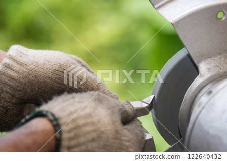 The turning tool regrind process by manual operation. The turning tool regrind process by manual operation. 122640432