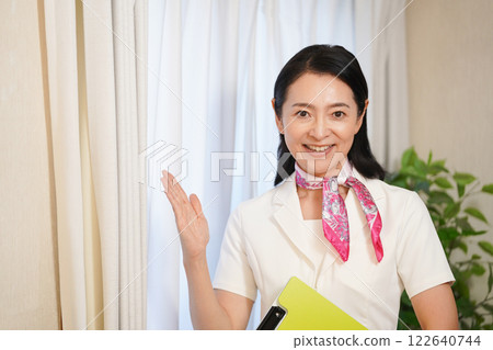 拿著文件微笑的美容師 122640744