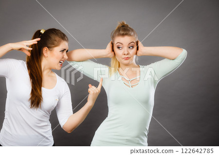 Two women having argue 122642785