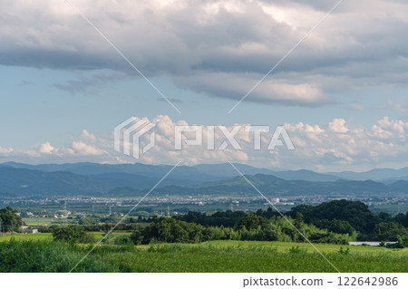 夏日的天空和從山上升起的積雲 122642986