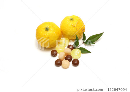 Throat lozenges with yuzu and nandina leaves on white background 122647094