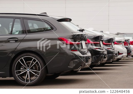 進口車圖片:經銷店內整齊排列的進口車:BMW後方 進口車圖片:經銷店內整齊排列的進口車:BMW後方 122648456