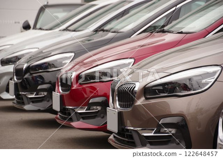 進口車圖片:經銷商處整齊排列的進口車:BMW 進口車圖片:經銷商處整齊排列的進口車:BMW 122648457