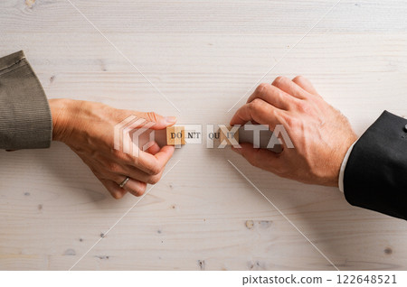 Hands of male and female business people assembling a Dont quit Do it sign 122648521