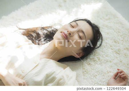 A lying young lady 122649304