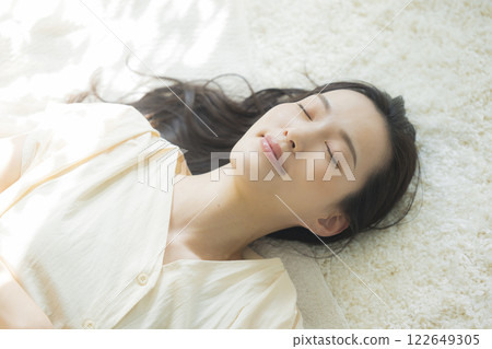 A lying young lady 122649305