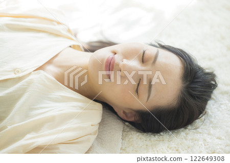 A lying young lady 122649308