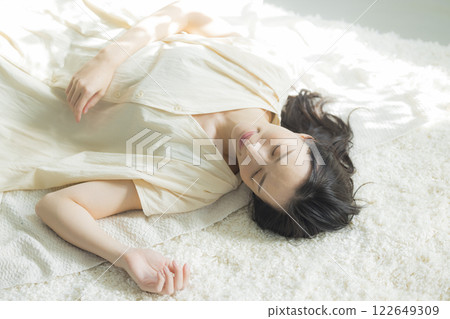 A lying young lady 122649309