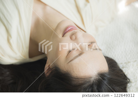 A lying young lady 122649312