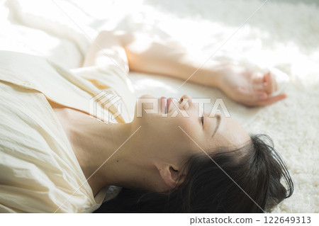 A lying young lady 122649313