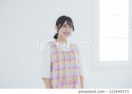 微笑的年輕托兒所老師 微笑的年輕托兒所老師 122649373