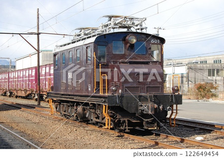 等待出發的電力機車 122649454