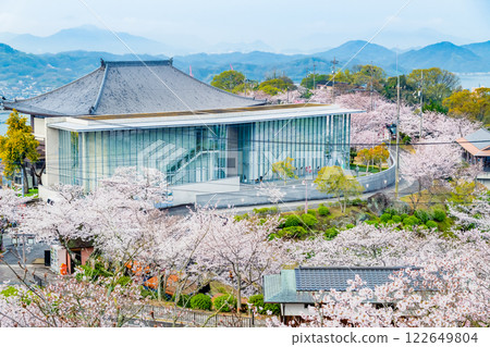 Onomichi: Cherry blossoms in full bloom at Senkoji Park 122649804