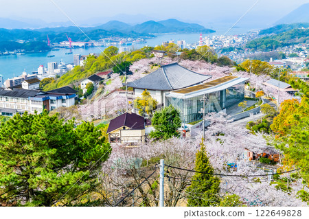 Onomichi: Cherry blossoms in full bloom at Senkoji Park 122649828
