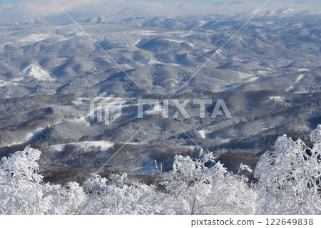 Ice-covered trees and winter mountain ranges in Hokkaido seen from the mountain 122649838