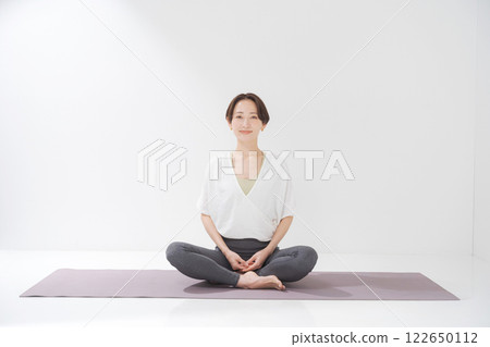 Women in their 30s who practice yoga Women in their 30s who practice yoga 122650112