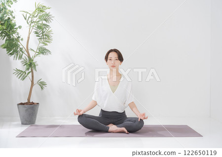 Women in their 30s who practice yoga Women in their 30s who practice yoga 122650119