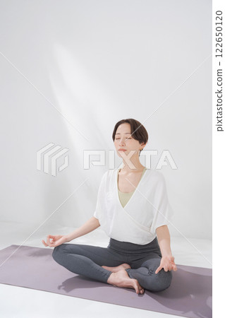 Women in their 30s who practice yoga Women in their 30s who practice yoga 122650120