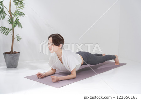 Women in their 30s who practice yoga 122650165