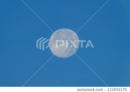 A full moon against a blue sky 122650176
