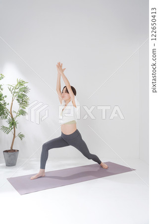 Women in their 30s who practice yoga 122650413